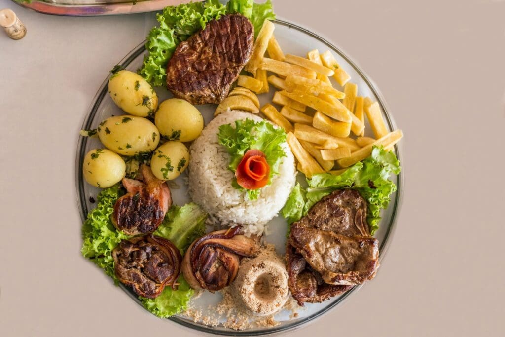 A plate of food with meat, potatoes and vegetables.