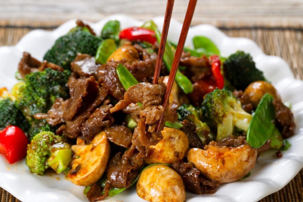 A plate of food with broccoli and meat.