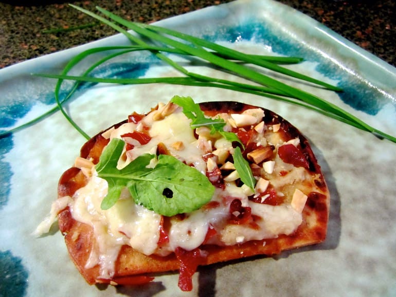 A piece of pizza sitting on top of a plate.