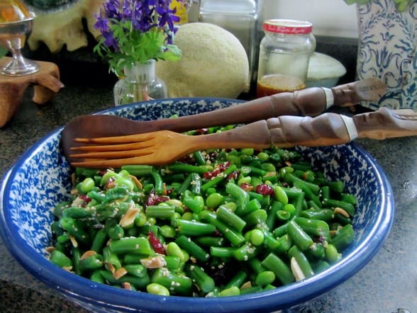 A bowl of green beans and other vegetables.