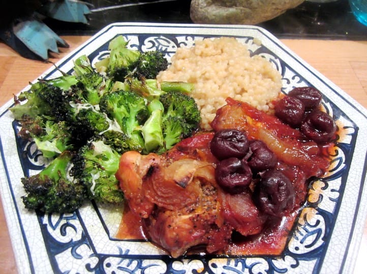 A plate of food with broccoli, rice and meat.
