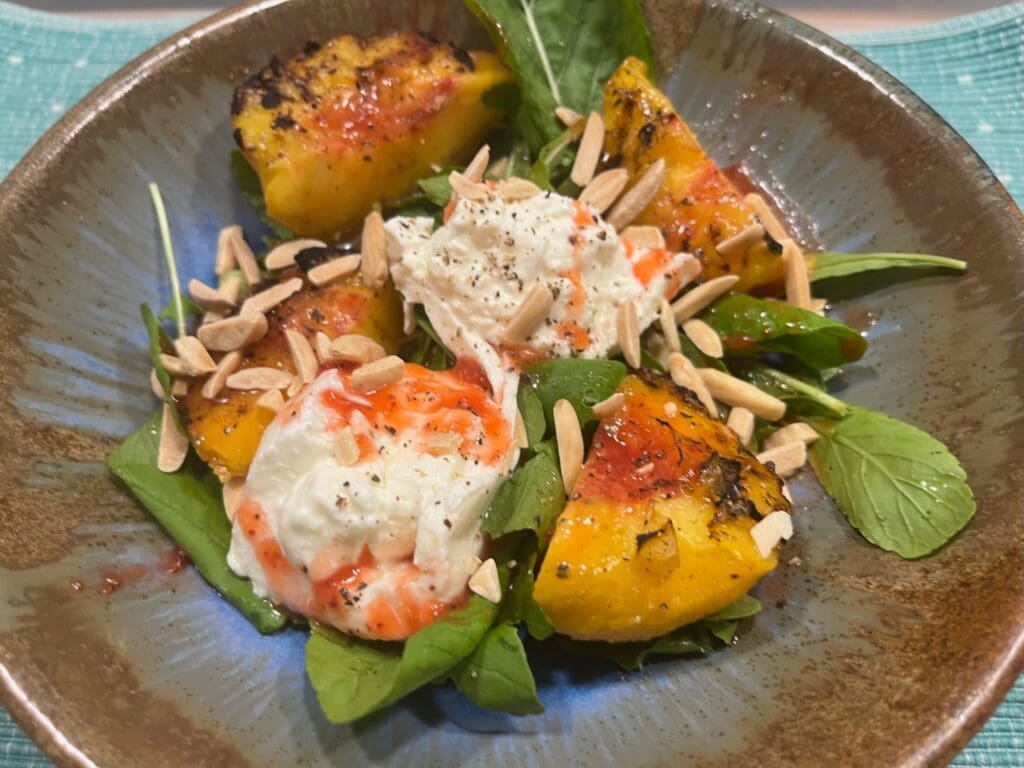 A plate of food with some shrimp and other vegetables