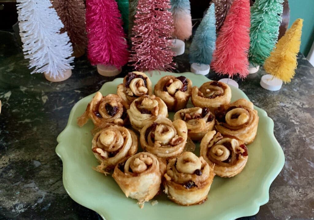 Pastry rolls on a green plate.