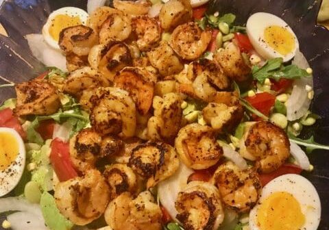 Grilled shrimp salad with corn and eggs.