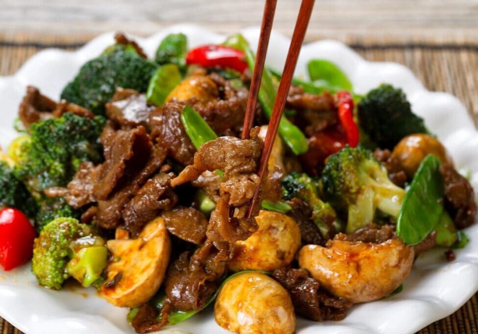 A plate of food with broccoli and meat.