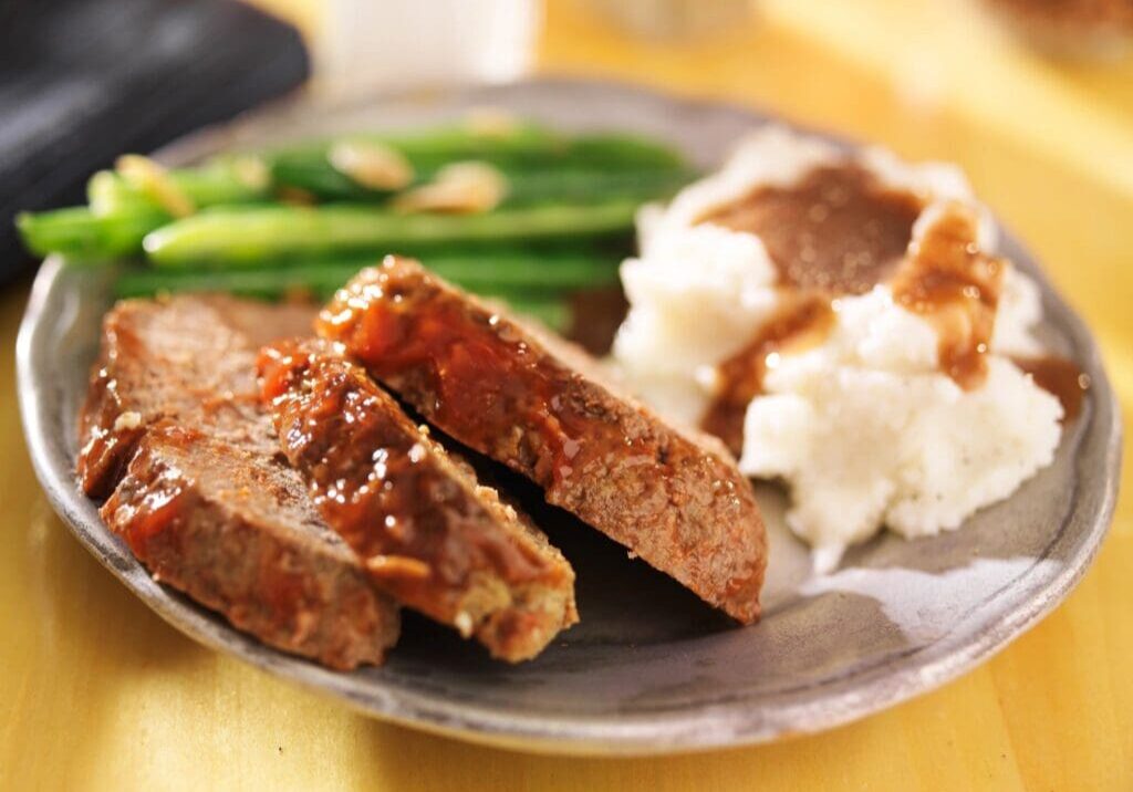 A plate of food with meat, potatoes and asparagus.