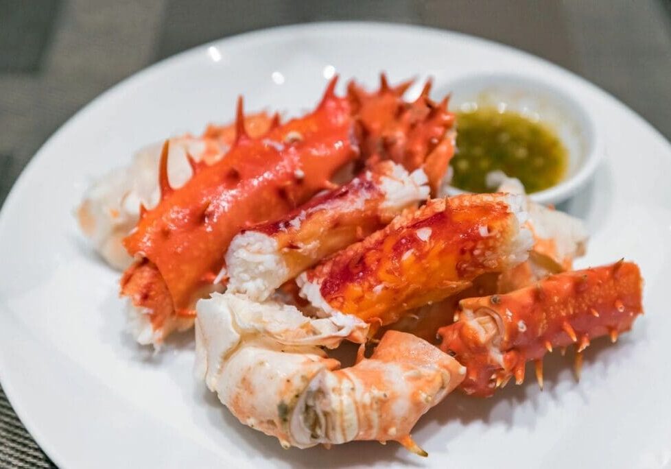 A plate of food with crab and shrimp on it.