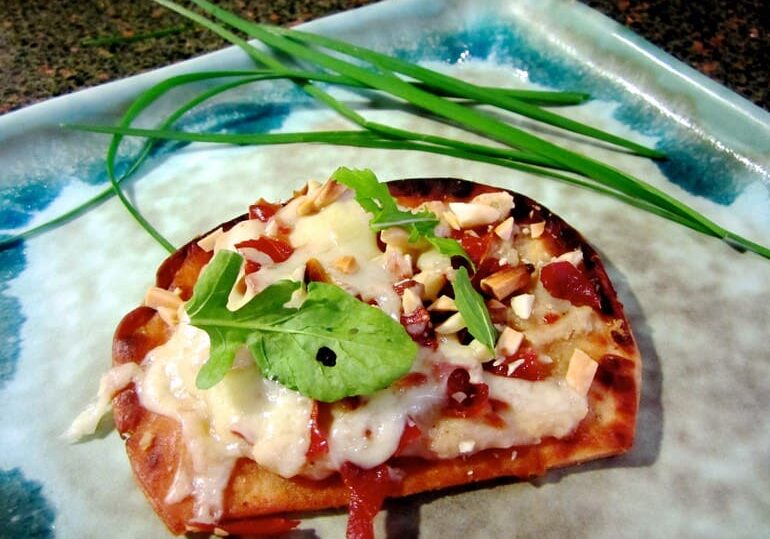 A piece of pizza sitting on top of a plate.