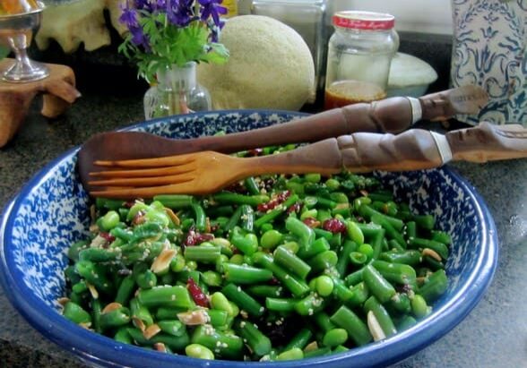 A bowl of green beans and other vegetables.