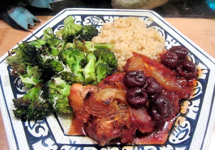 A plate of food with broccoli, rice and meat.